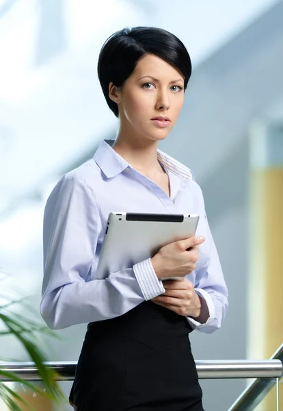 Hübsche Geschäftsfrau mit Tablet — Stockfoto