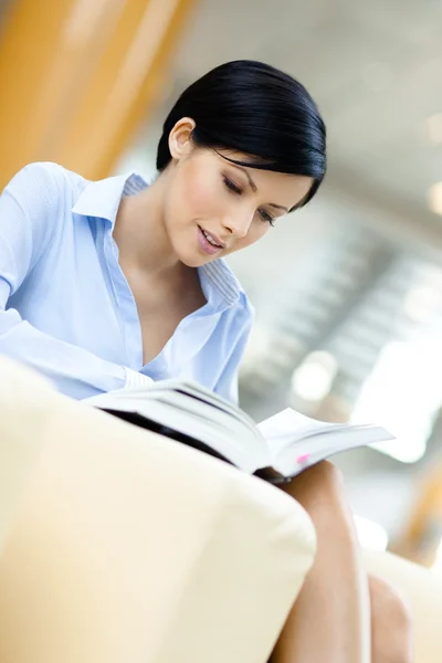 Professzionális üzleti nő nyugszik: a kanapén, könyv — Stock Fotó