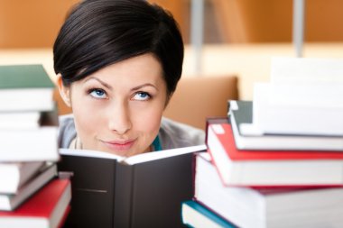 Öğrenci kitap bakıyor