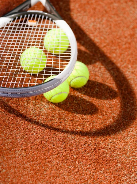 Vista de cerca de raqueta de tenis y pelotas — Foto de Stock