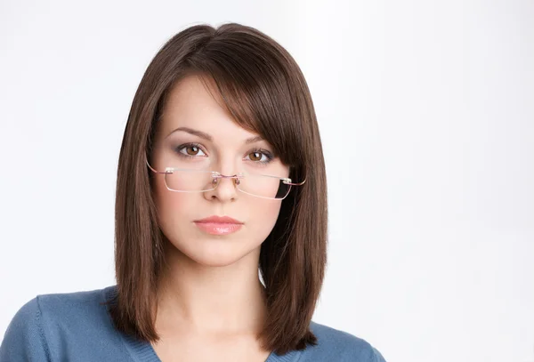 Frontansicht der Geschäftsfrau mit Brille — Stockfoto