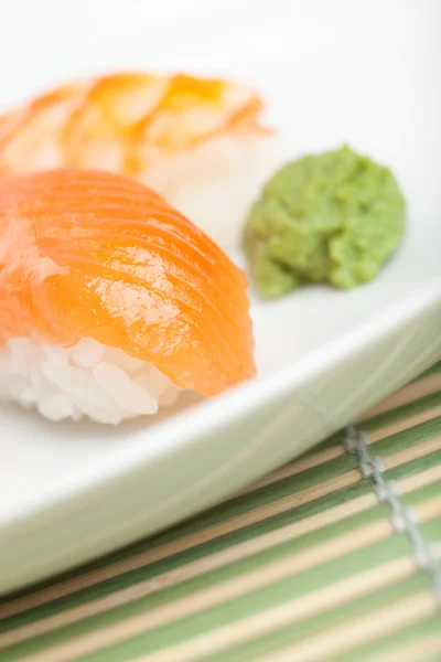 Nigiri sushi en el plato — Foto de Stock