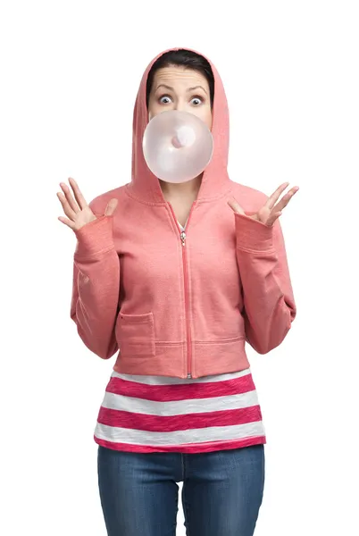 Kobieta wydmuchuje bubble gum — Zdjęcie stockowe