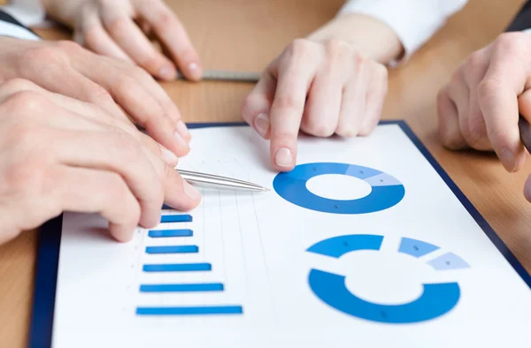 Handen van managers bespreken — Stockfoto