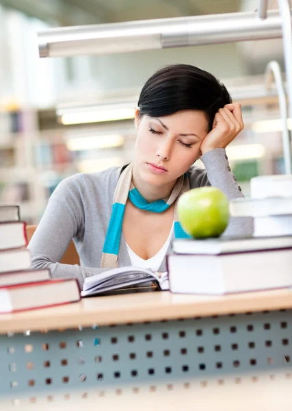Спящая студентка в читальном зале — стоковое фото