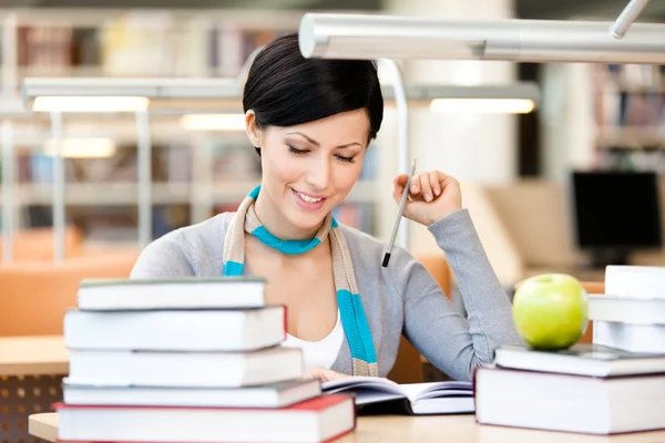 Belle femme lit dans la salle de lecture — Photo