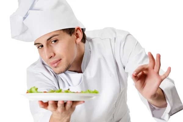 Portrait du chef cuisinier qui remet un plat de salade — Photo