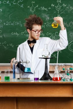 deli Profesör bunsen şişesi ele alıyor.
