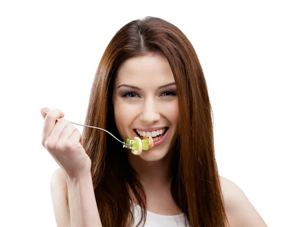 Vrouw die verse salade eet — Stockfoto