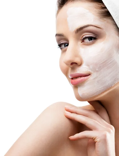 Mujer con crema de elevación aplicada en la mitad de su cara — Foto de Stock