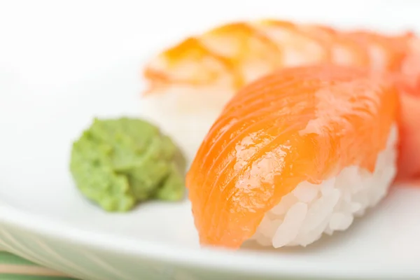 Närbild på nigiri sushi på plattan — Stockfoto