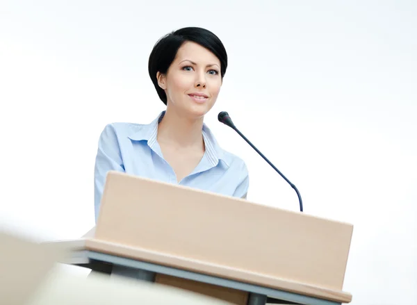 Kobieta mówca na podium — Zdjęcie stockowe