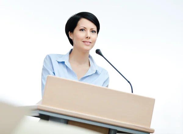 Vrouwelijke redenaar op het podium — Stockfoto