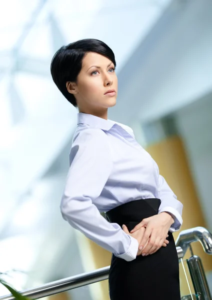 Retrato de una hermosa mujer de negocios guapa — Foto de Stock