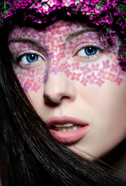 Portret meisje met modieuze make-up en bloemen — Stockfoto