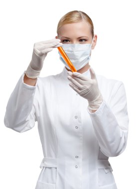 kadın doktor maskeli flakon eller
