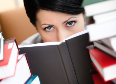 kitap üzerinde genç erkek bakıyor