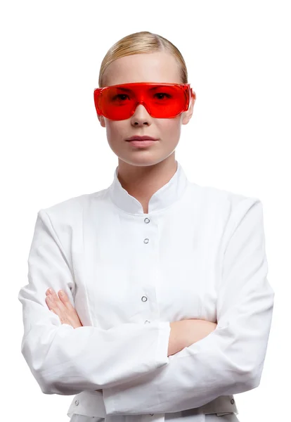 Asistente de laboratorio femenina en gafas — Foto de Stock
