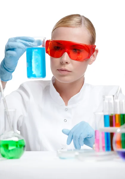 Female doctor in spectacles does some experiments — Stock Photo, Image