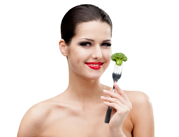 Kvinna äta bantning broccoli på gaffeln — Stockfoto