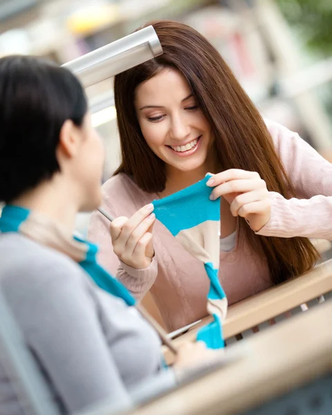 Due belle ragazze comunicano sedute alla scrivania — Foto Stock