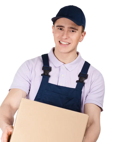 Dělník v montérkách udržuje balík — Stock fotografie