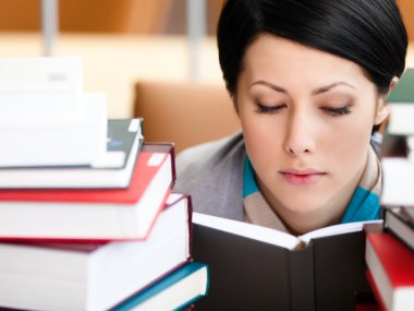 kız öğrenci kitap okuma