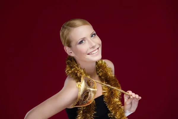 Femme attrayante avec masque de mascarade et tinsel — Photo