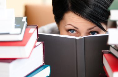 kitap üzerinde çekici Bayan bakıyor