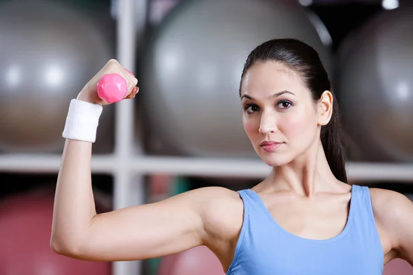 Fuerte mujer joven entrenando con pesas — Foto de Stock