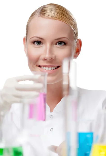 Médico femenino sonriente con vaso de precipitados — Foto de Stock