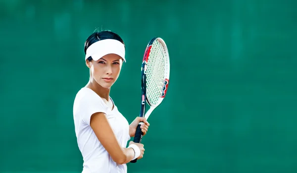 Sportiga kvinnan spelar tennis — Stockfoto