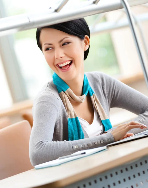 Vrouw die op laptop werkt — Stockfoto