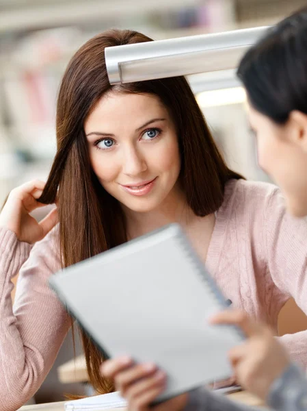 Twee mooie vrouwen communiceren vergadering aan de tafel — Stockfoto