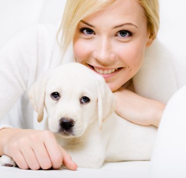 beyaz köpek ile kadın kanepede yatıyor, yakın çekim