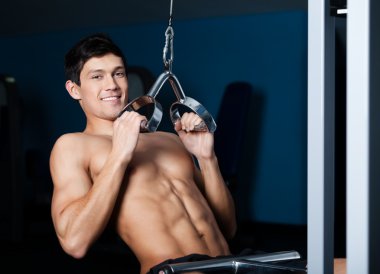 atletik erkek eğitim spor salonu ekipmanları inşaat dışarı