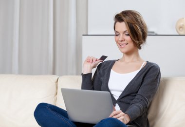 genç kız Internet üzerinden alışveriş yapar