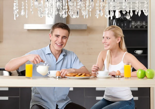 Married couple has a snack in the kitchen — Stock Photo, Image