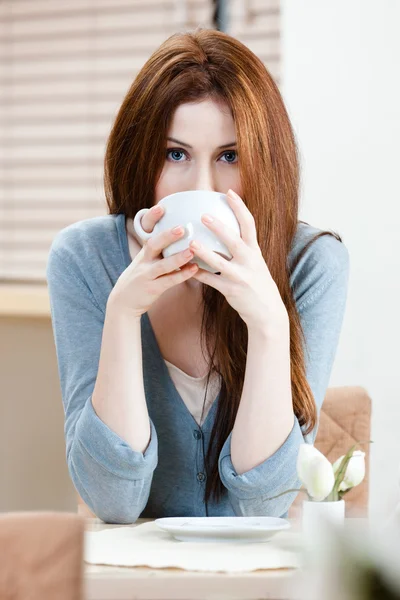 Chica con taza de té — Foto de Stock