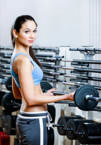 Woman lifts dumbbells — Stock Photo, Image