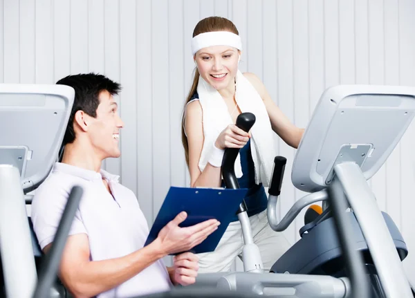 Woman training on gym training in gym with coach — Stock Photo, Image