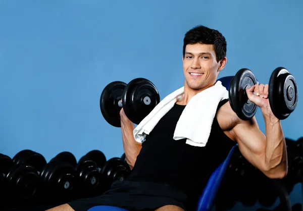 Esercizi di bodybuilder sorridente con pesi — Foto Stock