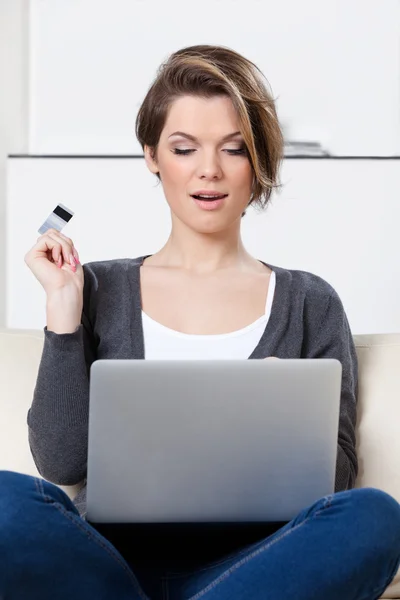 Mooie vrouw maakt koopjes via het internet — Stockfoto