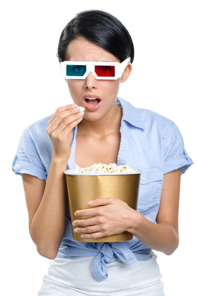 Visor viendo películas en 3D con tazón de palomitas de maíz — Foto de Stock