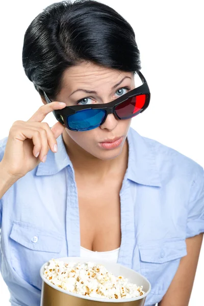 Ragazza in occhiali 3D guardando film con ciotola di popcorn — Foto Stock