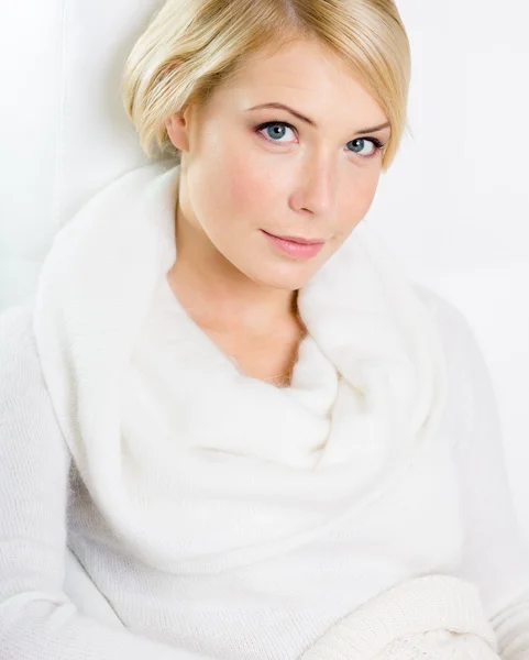 Portret van een mooie blonde vrouw — Stockfoto