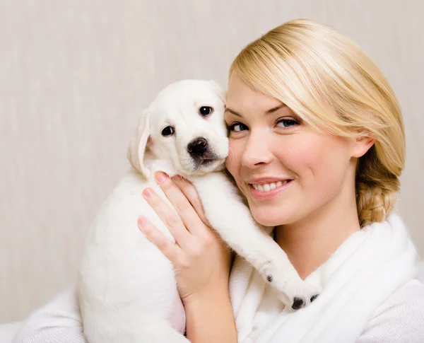 Mulher mantendo filhote de cachorro labrador perto de seu rosto — Fotografia de Stock