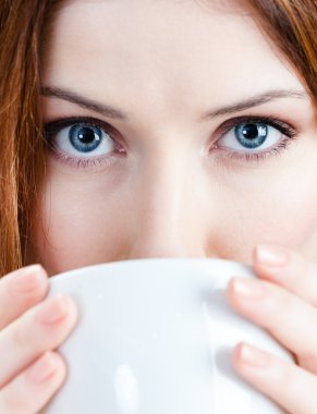 Çay'nın genç kadınla