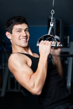 atletik erkek fitness jimnastik eğitimi üzerinde çalışır