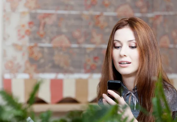 La mujer habla por teléfono en el restaurante — Foto de Stock